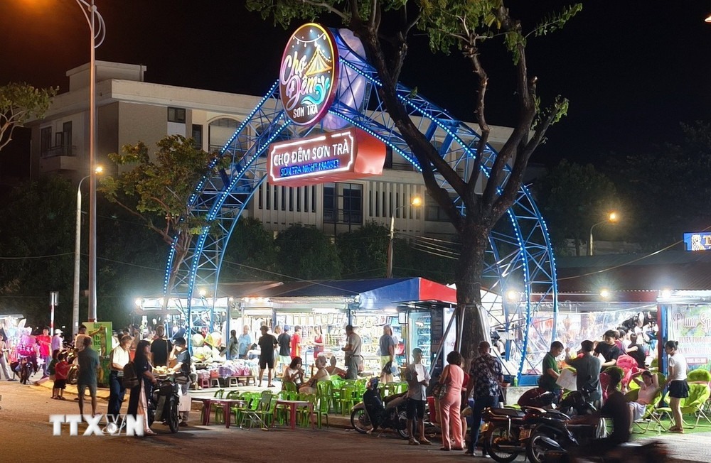 Discover Da Nang Cuisine During Your Travel Itinerary: What and Where to Eat for Authentic Local Taste? 3 Da Nang culinary culture at Son Tra Night Market