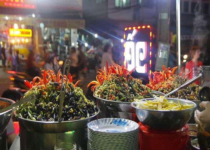 Discover Da Nang Cuisine During Your Travel Itinerary: What and Where to Eat for Authentic Local Taste? 6 Street food at Phan Tu Night Street, Da Nang