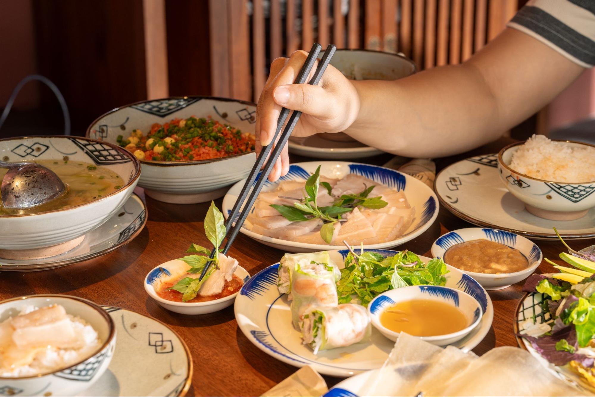 Discover Da Nang Cuisine During Your Travel Itinerary: What and Where to Eat for Authentic Local Taste? 2 Danang culinary culture at Hang Ganh restaurant