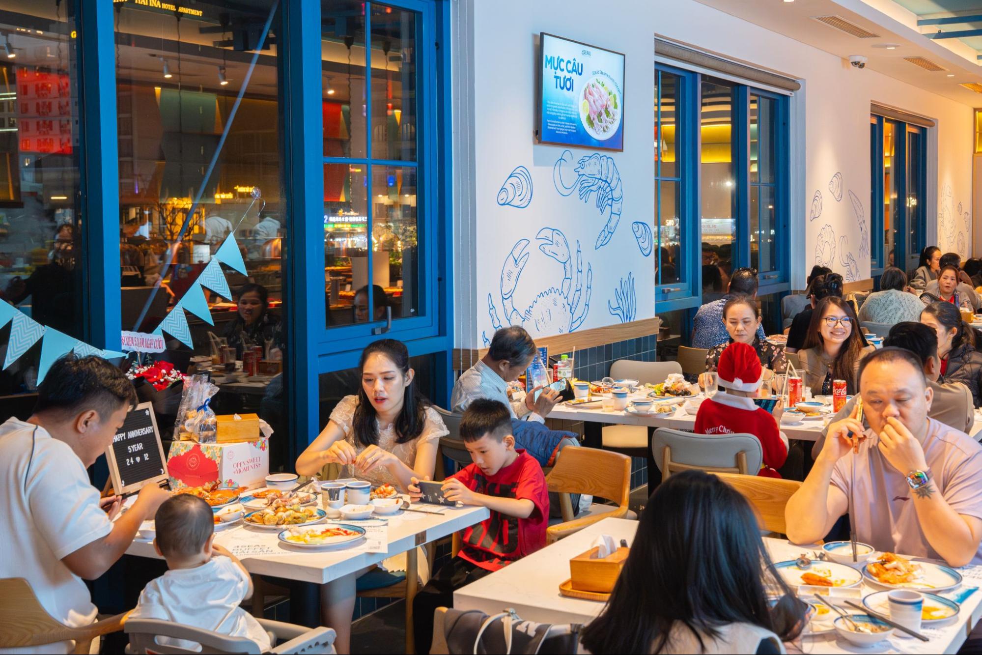 Discover Da Nang Cuisine During Your Travel Itinerary: What and Where to Eat for Authentic Local Taste? 7 Customers dining at 4SEAs restaurant in 43 Town complex