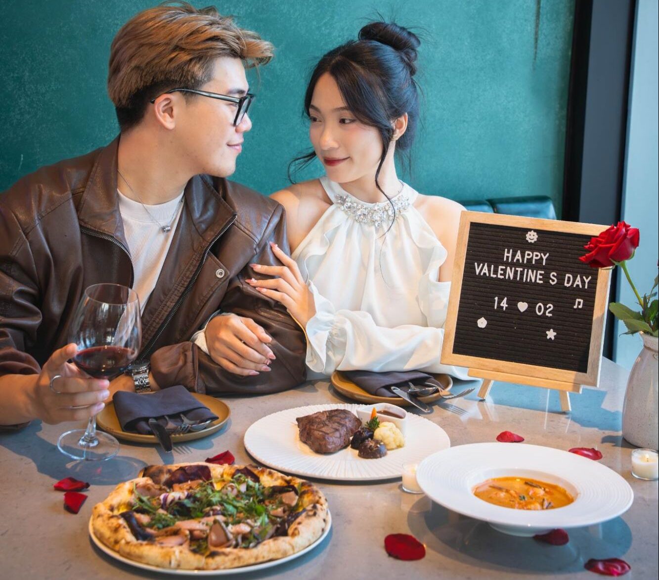 Drinking & Healing in Da Nang: Best Chill Nightlife Near the Beach After Dinner 6 Drinking & Healing at Le Four Steak & Pizza in Danang